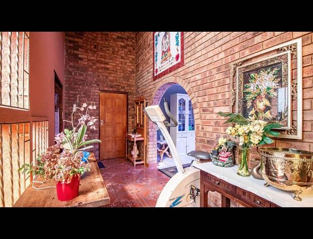 5 BEDROOM FREESTANDING FOR SALE IN MACKENZIE PARK